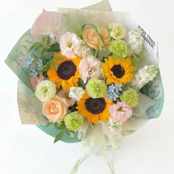 sunflower rose mixed bouquet details fresh china Close-up details showcasing the premium quality of fresh vibrant sunflower petals and soft champagne roses from a local China florist. Ensures product transparency.