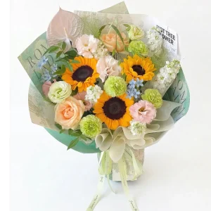 vibrant sunflower champagne rose mixed bouquet china vibrant-sunflower-champagne-rose-mixed-bouquet-china.jpg Alt 标签 (Alt Text): A cheerful mixed bouquet of vibrant sunflowers, champagne roses, and green carnations in elegant wrapping. Perfect for sunshine-themed flower delivery in China.